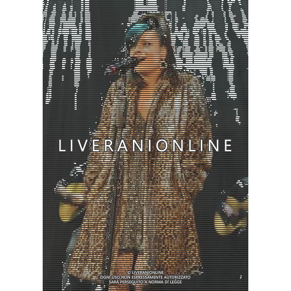  Lily Allen and Robbie Williams on stage at the \'Under 1 Roof\' concert, held at Hammersmith Apollo, London, on Thursday December 19, 2013. AG ALDO LIVERANI SAS ONLY ITALY