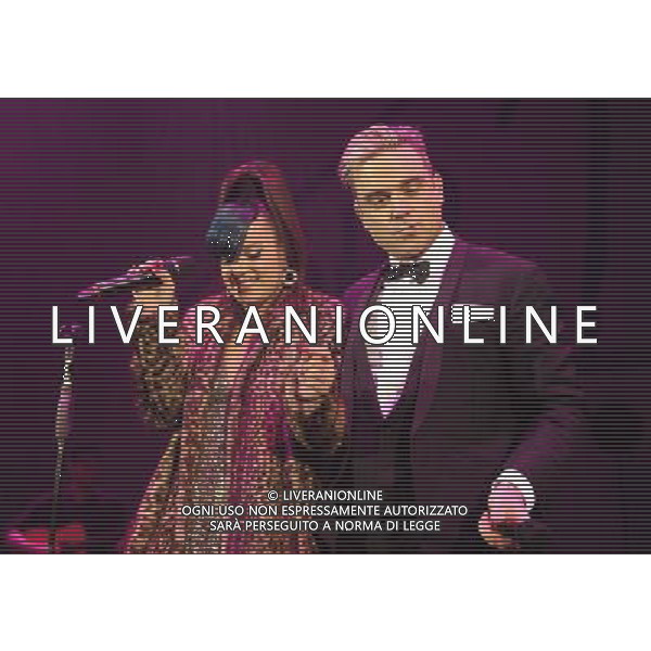  Lily Allen and Robbie Williams on stage at the \'Under 1 Roof\' concert, held at Hammersmith Apollo, London, on Thursday December 19, 2013. AG ALDO LIVERANI SAS ONLY ITALY