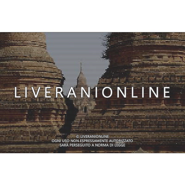 (140116) -- BAGAN, Jan. 16, 2014 () -- Temples are seen at the ancient city of Bagan in Mandalay region, Myanmar, Jan. 15, 2014. Bagan, which stood as an ancient capital from 11th to 13th centuries and Buddhist center with about 10,000 pagodas and religious structures spreading more than 80 square-kilometers, now remains with over 2,000 ruins. (/U Aung)(ctt) ©photoshot/AGENZIA ALDO LIVERANI SAS - ITALY ONLY - Veduta dei templi nelll\'antica citta\' di Bagan nella regione di Mandalay, Myanmar, 15 gennaio 2014.