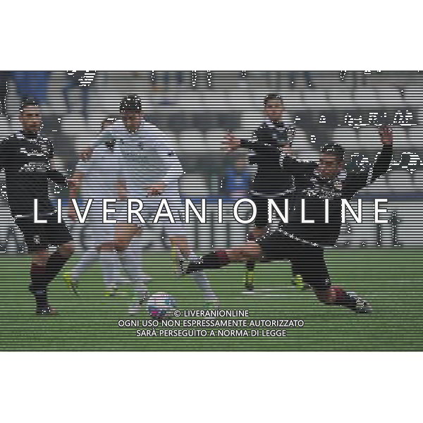 Vercelli 19-01-2014 Stadio Silvio Piola Campionato Lega PRO Prima Divisione girone A - 18å¡ giornata Pro Vercelli - Reggiana nella foto Viapiana ferma fallosamete Scavone foto Roberto Garavaglia - ag. Aldo Liverani sas