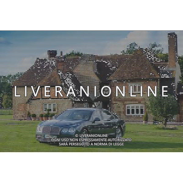 A Bentley Continental Flying Spur seen in a garden of an English country house Bentley Flying Spur /Ag. Aldo Liverani s.a.s.-Only Italy-Editorial Use Only