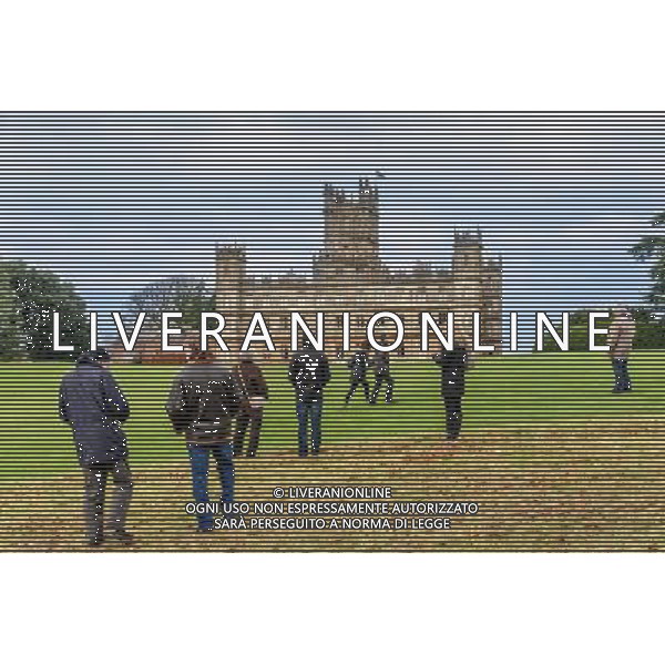 Tourists seen walking over the rolling lawns that surround Highclere castle. Downton Abbey open day ©Photoshot/Ag. Aldo Liverani s.a.s.-Only Italy-Editorial Use Only