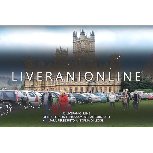 The lawn in front of Highclere Castle seen packed with visitos\' cars. It is the location for the Summer fete scene in the television series. Downton Abbey open day ©Photoshot/Ag. Aldo Liverani s.a.s.-Only Italy-Editorial Use Only
