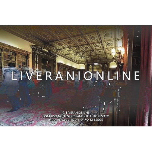 Informally dressed tourists have a rare chance to see inside Highclere Castle Downton Abbey open day ©Photoshot/Ag. Aldo Liverani s.a.s.-Only Italy-Editorial Use Only