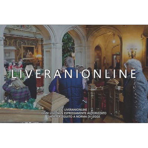 Informally dressed tourists have a rare chance to see inside Highclere Castle Downton Abbey open day ©Photoshot/Ag. Aldo Liverani s.a.s.-Only Italy-Editorial Use Only