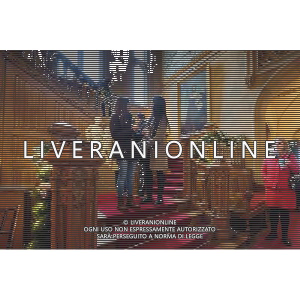 Informally dressed tourists have a rare chance to see inside Highclere Castle Downton Abbey open day ©Photoshot/Ag. Aldo Liverani s.a.s.-Only Italy-Editorial Use Only