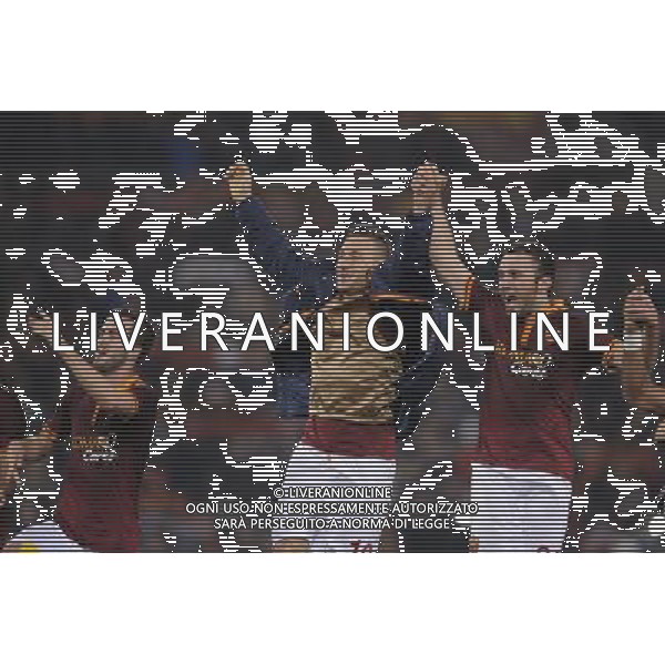 Roma - 21/01/2014 - Stadio Olimpico - TIM CUP 2013-2014 - Quarti di finale - Roma vs Juventus - nella foto: esultanza a fine gara di totti e compagni / Ph. Fabrizio Corradetti - Ag. Aldo Liverani sas