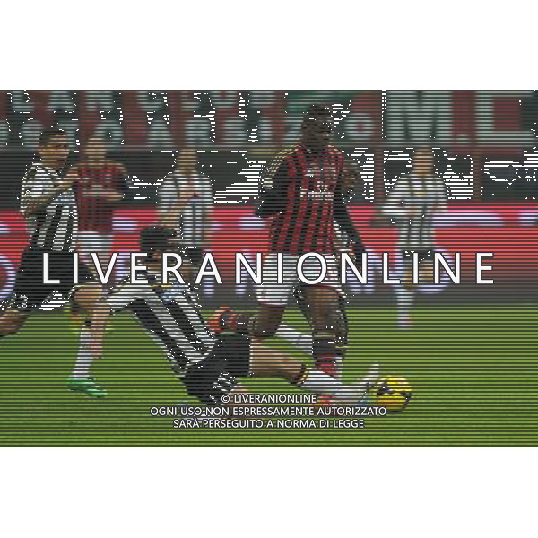 Milano 22-01-2014 TIM Cup - Coppa Italia quarti di finale Stadio Giuseppe Meazza - San Siro Milan - Udinese nella foto Mario Balotelli (Milan) e sulla SX Maurizio Domizzi (Udinese) foto Roberto Garavaglia - ag. Aldo Liverani sas