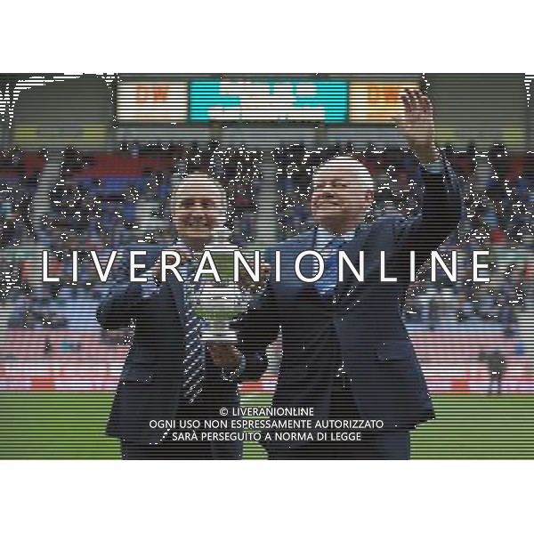 DAVE WHELAN PRESENTED WITH REPLICA FA CUP WIGAN ATHLETIC V CRYSTAL PALACE FC WIGAN ATHLETIC V CRYSTAL PALACE FC, THE BUDWEISER FA CUP DW STADIUM, WIGAN, ENGLAND 25 January 2014 GAT78164 THE BUDWEISER FA CUP 25/01/2014 WARNING! This Photograph May Only Be Used For Newspaper And/Or Magazine Editorial Purposes. May Not Be Used For Publications Involving 1 player, 1 Club Or 1 Competition Without Written Authorisation From Football DataCo Ltd. For Any Queries, Please Contact Football DataCo Ltd on +44 (0) 207 864 9121 AG ALDO LIVERANI SAS ONLY ITALY