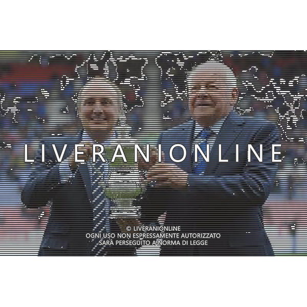 DAVE WHELAN PRESENTED WITH REPLICA FA CUP WIGAN ATHLETIC V CRYSTAL PALACE FC WIGAN ATHLETIC V CRYSTAL PALACE FC, THE BUDWEISER FA CUP DW STADIUM, WIGAN, ENGLAND 25 January 2014 GAT78163 THE BUDWEISER FA CUP 25/01/2014 WARNING! This Photograph May Only Be Used For Newspaper And/Or Magazine Editorial Purposes. May Not Be Used For Publications Involving 1 player, 1 Club Or 1 Competition Without Written Authorisation From Football DataCo Ltd. For Any Queries, Please Contact Football DataCo Ltd on +44 (0) 207 864 9121 AG ALDO LIVERANI SAS ONLY ITALY