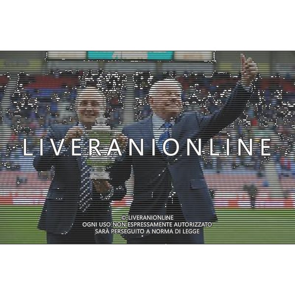 DAVE WHELAN PRESENTED WITH REPLICA FA CUP WIGAN ATHLETIC V CRYSTAL PALACE FC WIGAN ATHLETIC V CRYSTAL PALACE FC, THE BUDWEISER FA CUP DW STADIUM, WIGAN, ENGLAND 25 January 2014 GAT78150 THE BUDWEISER FA CUP 25/01/2014 WARNING! This Photograph May Only Be Used For Newspaper And/Or Magazine Editorial Purposes. May Not Be Used For Publications Involving 1 player, 1 Club Or 1 Competition Without Written Authorisation From Football DataCo Ltd. For Any Queries, Please Contact Football DataCo Ltd on +44 (0) 207 864 9121 AG ALDO LIVERANI SAS ONLY ITALY