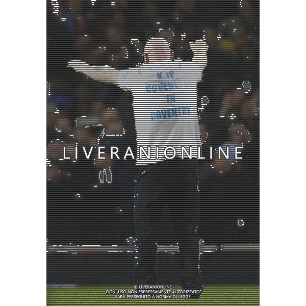 (140125) -- LONDON, Jan. 25, 2014 () -- A fan wearing a T-shirt written \'KEEP COVENTRY IN COVENTRY\' invades the pitch and takes a bow to supporters during FA Cup Fourth Round match between Arsenal and Coventry City at Emirates Stadium in London, Britain on Jan. 24, 2014. Coventry City lost 0-4 . (/Wang Lili) FOR EDITORIAL USE ONLY. NOT FOR SALE FOR MARKETING OR ADVERTISING CAMPAIGNS. NO USE WITH UNAUTHORIZED AUDIO, VIDEO, DATA, FIXTURE LISTS, CLUBLEAGUE LOGOS OR LIVE SERVICES. ONLINE IN-MATCH USE LIMITED TO 45 IMAGES, NO VIDEO EMULATION. NO USE IN BETTING, GAMES OR SINGLE CLUBLEAGUEPLAYER PUBLICATIONS. AG ALDO LIVERANI SAS ONLY ITALY