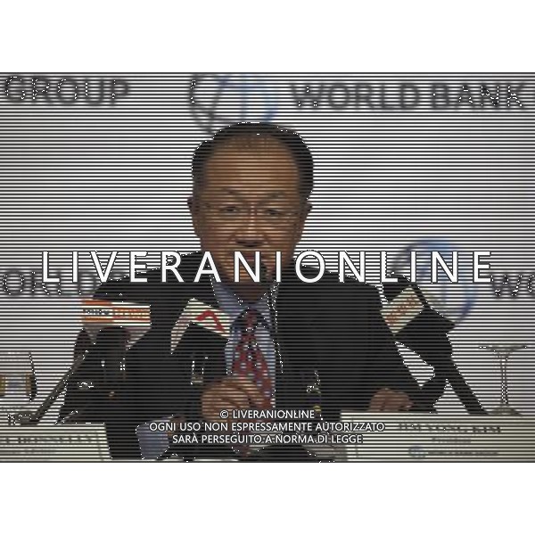 (140127) - NAY PYI TAW, Jan. 27, 2014 () -- World Bank President Jim Yong Kim speaks to the media during a press conference of World Bank Group in Nay Pyi Taw, Myanmar, Jan. 27, 2014. (/U Aung) ©photoshot/AGENZIA ALDO LIVERANI SAS - ITALY ONLY - Il presidente della Banca Mondiale Jim Yong Kim parla ai media nel corso di una conferenza stampa del Gruppo della Banca mondiale a Nay Pyi Taw, Myanmar, 27 gennaio, 2014.