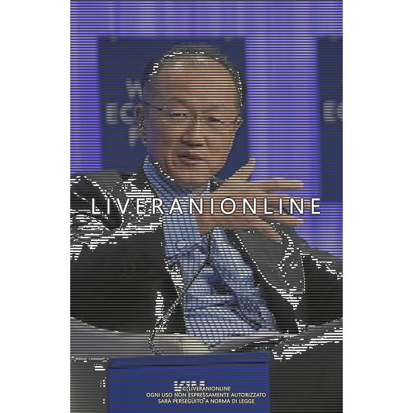 Jim Yong Kim, President, The World Bank, Washington DC lifts his hand during the session \'Changing the Climate for Growth and Development\' at the Annual Meeting 2014 of the World Economic Forum at the congress centre in Davos, January 24, 2014. WORLD ECONOMIC FORUM/swiss-image.ch/Photo Remy Steinegger AG ALDO LIVERANI SAS ONLY ITALY