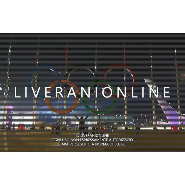 (140204) -- SOCHI, Feb. 4, 2014 () -- People take pictures in front of the Olympic rings in the coastal cluster Olympic Park in Sochi, Russia, Feb 3, 2014. The opening ceremony for the 2014 Winter Olympics will kick off on Feb. 7 in Sochi. (/Gong Bing) ©PHOTOSHOT/AGENZIA ALDO LIVERANI SAS - ITALY ONLY - Preparativi in occasione della cerimonia di apertura delle Olimpiadi invernali del 2014, che avranno inizio il 7 febbraio a Sochi, in Russia, 4 Febbraio 2014.
