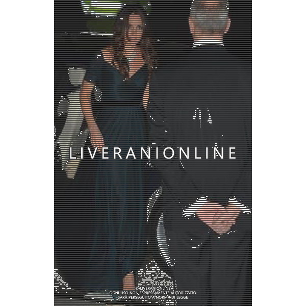 Britain\'s Catherine, Duchess of Cambridge (L) arrives for The Portrait Gala 2014 at the National Portrait Gallery in central London on February 11, 2014. During the event which aims to raise funds for the gallery\'s daily work, guests will have the opportunity to view hand-written Pen Portraits and Mystery Portrait Postcards created by a selection of leading artists, authors, previous sitters and well-known individuals who have been inspired by portraits in the Gallery\'s Collection. ©photoshot/AGENZIA ALDO LIVERANI SAS - ITALY ONLY - REALI INGLESI: Kate Middleton, Duchessa di Cambridge alla serata di Gala al National Portrait Gallery nel centro di Londra Inghilterra 11 febbraio 2014.