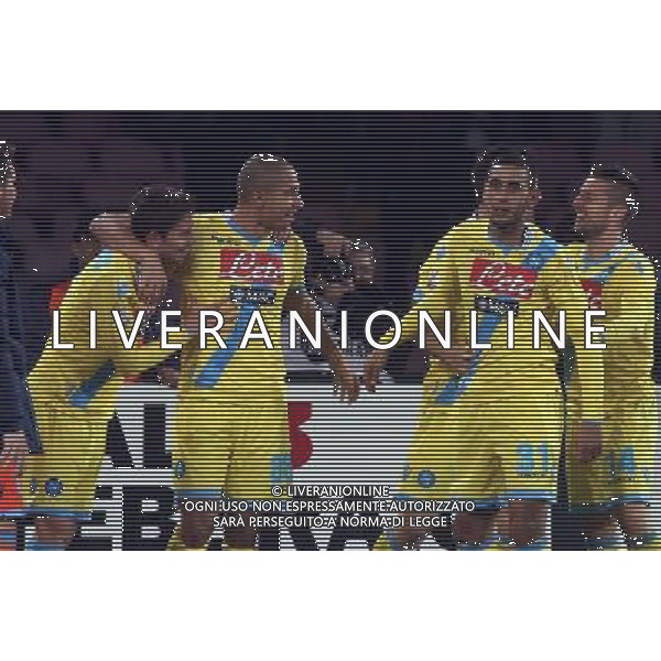 NAPOLI - ROMA SEMIFINALE DI RITORNO COPPA ITALIA TIM CUP 12 FEBBRAIO 2014 NELLA FOTO: ABBRACCI ESULTANZA DOPO IL GOL DI ESULTANZA JORGINHO ©MOSCA/AGENZIA ALDO LIVERANI SAS