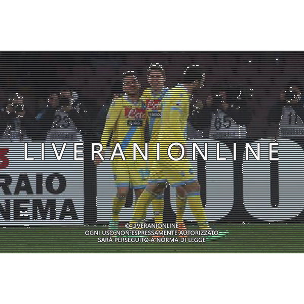 NAPOLI - ROMA SEMIFINALE DI RITORNO COPPA ITALIA TIM CUP 12 FEBBRAIO 2014 NELLA FOTO: ABBRACCI ESULTANZA DOPO IL GOL DI ESULTANZA JORGINHO ©MOSCA/AGENZIA ALDO LIVERANI SAS