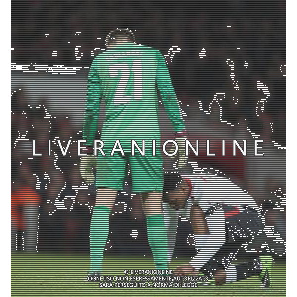 Liverpool\'s Daniel Sturridge ties Arsenal\'s Lukasz Fabianski boots Photo by Kieran Galvin/CameraSport Football - FA Challenge Cup Fifth Round - Arsenal v Liverpool - Sunday 16th February 2014 - Emirates Stadium - London © CameraSport - 43 Linden Ave. Countesthorpe. Leicester. England. LE8 5PG - Tel: +44 (0) 116 277 4147 - admin@camerasport.com - www.camerasport.com AG ALDO LIVERANI SAS ONLY ITALY