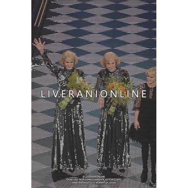 Seconda Serata 64mo Festival della Canzone Italiana di Sanremo 19 febbraio 2014 Nella foto: Luciana littizzetto con le gemelle Ellen ed Alice Kessler ©gazzaniga/AGENZIA ALDO LIVERANI SAS