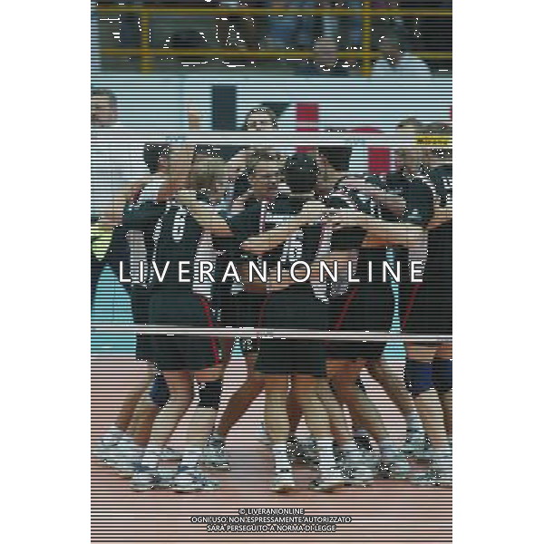 VERONA 29/06/2003 VOLLEYBALL WORLD LEAGUE 2003 ITALIA-GERMANIA NELLA FOTO:ESULTA LA GERMANIA A FINE PARTITA FOTO PAOLA GARBUIO