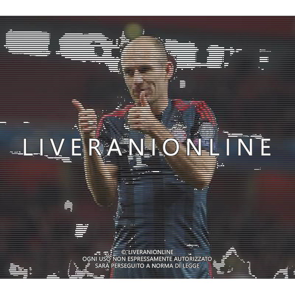 Bayern Munich\'s Arjen Robben give the fans the thumbps up Photo by Kieran Galvin/CameraSport Football - UEFA Champions League First Knockout Round - Arsenal v Bayern Munich - Wednesday 19th February 2014 - Emirates Stadium - London © CameraSport - 43 Linden Ave. Countesthorpe. Leicester. England. LE8 5PG - Tel: +44 (0) 116 277 4147 - admin@camerasport.com - www.camerasport.com AG ALDO LIVERANI SAS ONLY ITALY