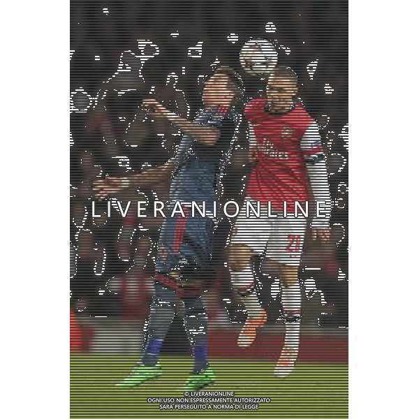 19.02.2014, Emirates Stadion, London, ESP, UEFA CL, FC Arsenal vs FC Bayern Muenchen, Achtelfinale, im Bild Mario Mandzukic (FC Bayern Muenchen #9) im Kopfballduell gegen Kieran Gibbs (Arsenal FC #28), Aktion, Action // during the UEFA Champions League Round of 16 match between FC Arsenal and FC Bayern Munich at the Emirates Stadion in London, Great Britain on 2014/02/19. EXPA Pictures © 2014, PhotoCredit: EXPA/ Eibner-Pressefoto/ Schueler *****ATTENTION - OUT of GER***** ©PHOTOSHOT/AGENZIA ALDO LIVERANI SAS - ITALY ONLY - ARSENAL - BAYERN MONACO CHAMPIONS LEAGUE