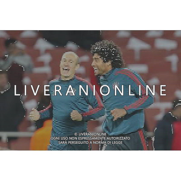 19.02.2014, Emirates Stadion, London, ESP, UEFA CL, FC Arsenal vs FC Bayern Muenchen, Achtelfinale, im Bild l-r: Arjen ROBBEN #10 (FC Bayern Muenchen), DANTE #4 (FC Bayern Muenchen) gut gelaunt beim warm up // during the UEFA Champions League Round of 16 match between FC Arsenal and FC Bayern Munich at the Emirates Stadion in London, Great Britain on 2014/02/19. EXPA Pictures © 2014, PhotoCredit: EXPA/ Eibner-Pressefoto/ Kolbert *****ATTENTION - OUT of GER***** ©PHOTOSHOT/AGENZIA ALDO LIVERANI SAS - ITALY ONLY - ARSENAL - BAYERN MONACO CHAMPIONS LEAGUE