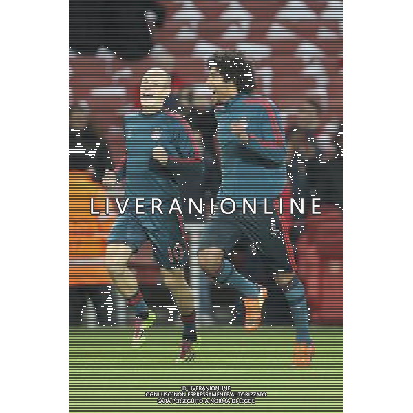 19.02.2014, Emirates Stadion, London, ESP, UEFA CL, FC Arsenal vs FC Bayern Muenchen, Achtelfinale, im Bild l-r: Arjen ROBBEN #10 (FC Bayern Muenchen), DANTE #4 (FC Bayern Muenchen) gut gelaunt beim warm up // during the UEFA Champions League Round of 16 match between FC Arsenal and FC Bayern Munich at the Emirates Stadion in London, Great Britain on 2014/02/19. EXPA Pictures © 2014, PhotoCredit: EXPA/ Eibner-Pressefoto/ Kolbert *****ATTENTION - OUT of GER***** ©PHOTOSHOT/AGENZIA ALDO LIVERANI SAS - ITALY ONLY - ARSENAL - BAYERN MONACO CHAMPIONS LEAGUE