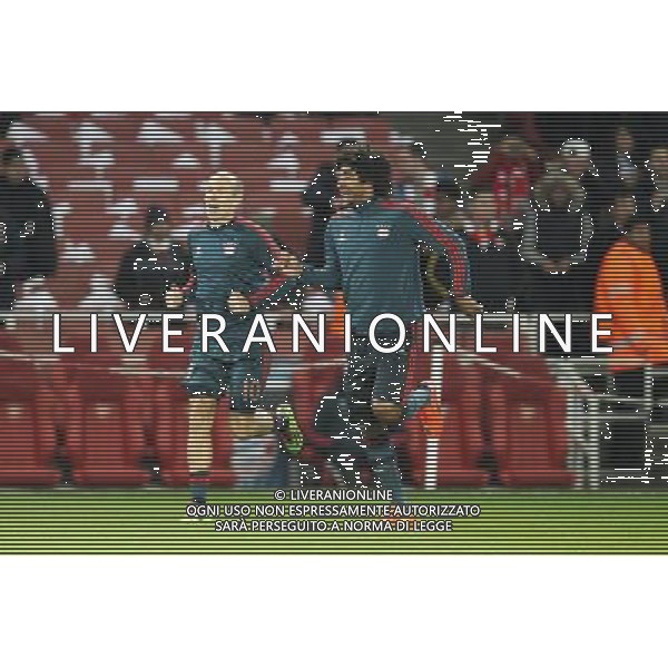 19.02.2014, Emirates Stadion, London, ESP, UEFA CL, FC Arsenal vs FC Bayern Muenchen, Achtelfinale, im Bild l-r: Arjen ROBBEN #10 (FC Bayern Muenchen), DANTE #4 (FC Bayern Muenchen) gut gelaunt beim warm up // during the UEFA Champions League Round of 16 match between FC Arsenal and FC Bayern Munich at the Emirates Stadion in London, Great Britain on 2014/02/19. EXPA Pictures © 2014, PhotoCredit: EXPA/ Eibner-Pressefoto/ Kolbert *****ATTENTION - OUT of GER***** ©PHOTOSHOT/AGENZIA ALDO LIVERANI SAS - ITALY ONLY - ARSENAL - BAYERN MONACO CHAMPIONS LEAGUE