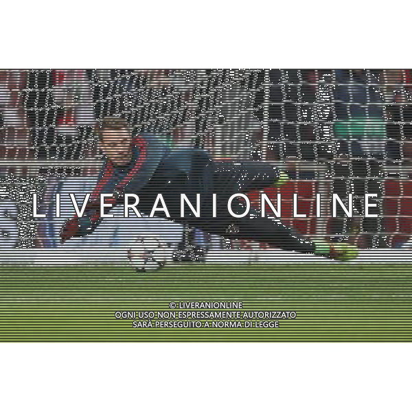 19.02.2014, Emirates Stadion, London, ESP, UEFA CL, FC Arsenal vs FC Bayern Muenchen, Achtelfinale, im Bild Manuel NEUER #1 (FC Bayern Muenchen) beim warm up // during the UEFA Champions League Round of 16 match between FC Arsenal and FC Bayern Munich at the Emirates Stadion in London, Great Britain on 2014/02/19. EXPA Pictures © 2014, PhotoCredit: EXPA/ Eibner-Pressefoto/ Kolbert *****ATTENTION - OUT of GER***** ©PHOTOSHOT/AGENZIA ALDO LIVERANI SAS - ITALY ONLY - ARSENAL - BAYERN MONACO CHAMPIONS LEAGUE