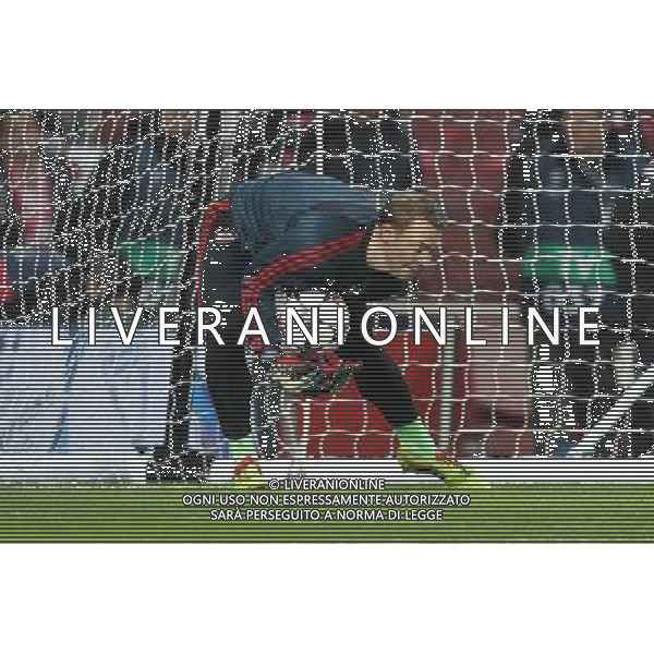 19.02.2014, Emirates Stadion, London, ESP, UEFA CL, FC Arsenal vs FC Bayern Muenchen, Achtelfinale, im Bild Manuel NEUER #1 (FC Bayern Muenchen) beim warm up // during the UEFA Champions League Round of 16 match between FC Arsenal and FC Bayern Munich at the Emirates Stadion in London, Great Britain on 2014/02/19. EXPA Pictures © 2014, PhotoCredit: EXPA/ Eibner-Pressefoto/ Kolbert *****ATTENTION - OUT of GER***** ©PHOTOSHOT/AGENZIA ALDO LIVERANI SAS - ITALY ONLY - ARSENAL - BAYERN MONACO CHAMPIONS LEAGUE