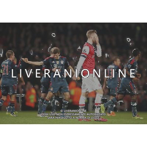 19.02.2014, Emirates Stadion, London, ENG, UEFA CL, FC Arsenal vs FC Bayern Muenchen, Achtelfinale, im Bild Per Mertesacker (Arsenal FC #4) enttaeuscht nach dem 2:0 durch Thomas Mueller (FC Bayern Muenchen #25) // during the UEFA Champions League Round of 16 match between FC Arsenal and FC Bayern Munich at the Emirates Stadion in London, Great Britain on 2014/02/19. EXPA Pictures © 2014, PhotoCredit: EXPA/ Eibner-Pressefoto/ Schueler *****ATTENTION - OUT of GER***** ©PHOTOSHOT/AGENZIA ALDO LIVERANI SAS - ITALY ONLY - ARSENAL - BAYERN MONACO CHAMPIONS LEAGUE