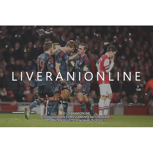 19.02.2014, Emirates Stadion, London, ENG, UEFA CL, FC Arsenal vs FC Bayern Muenchen, Achtelfinale, im Bild vl: Mario Goetze (FC Bayern Muenchen #19), Torschuetze Thomas Mueller (FC Bayern Muenchen #25), Kapitaen, Captain Philipp Lahm (FC Bayern Muenchen #21), der enttaeuscht Laurent Koscielny (Arsenal FC #6) beim Torjubel nach dem 2:0, Emotion, Freude, Glueck, Positiv // during the UEFA Champions League Round of 16 match between FC Arsenal and FC Bayern Munich at the Emirates Stadion in London, Great Britain on 2014/02/19. EXPA Pictures © 2014, PhotoCredit: EXPA/ Eibner-Pressefoto/ Schueler *****ATTENTION - OUT of GER***** ©PHOTOSHOT/AGENZIA ALDO LIVERANI SAS - ITALY ONLY - ARSENAL - BAYERN MONACO CHAMPIONS LEAGUE