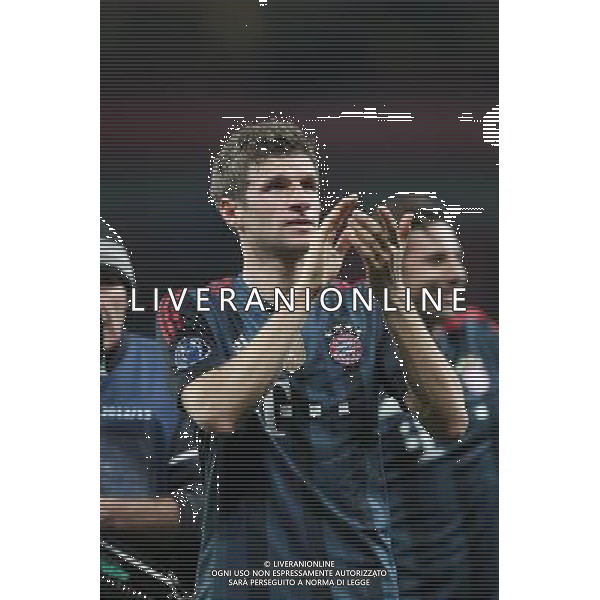 19.02.2014, Emirates Stadion, London, ENG, UEFA CL, FC Arsenal vs FC Bayern Muenchen, Achtelfinale, im Bild Thomas MUELLER #25 (FC Bayern Muenchen) verabschiedet sich von den Fans // during the UEFA Champions League Round of 16 match between FC Arsenal and FC Bayern Munich at the Emirates Stadion in London, Great Britain on 2014/02/19. EXPA Pictures © 2014, PhotoCredit: EXPA/ Eibner-Pressefoto/ Kolbert *****ATTENTION - OUT of GER***** ©PHOTOSHOT/AGENZIA ALDO LIVERANI SAS - ITALY ONLY - ARSENAL - BAYERN MONACO CHAMPIONS LEAGUE