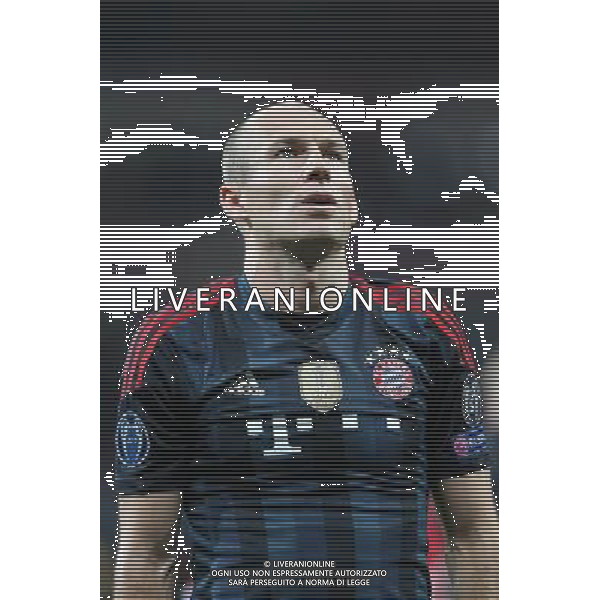 19.02.2014, Emirates Stadion, London, ENG, UEFA CL, FC Arsenal vs FC Bayern Muenchen, Achtelfinale, im Bild Arjen ROBBEN #10 (FC Bayern Muenchen) verabschiedet sich von den Fans // during the UEFA Champions League Round of 16 match between FC Arsenal and FC Bayern Munich at the Emirates Stadion in London, Great Britain on 2014/02/19. EXPA Pictures © 2014, PhotoCredit: EXPA/ Eibner-Pressefoto/ Kolbert *****ATTENTION - OUT of GER***** ©PHOTOSHOT/AGENZIA ALDO LIVERANI SAS - ITALY ONLY - ARSENAL - BAYERN MONACO CHAMPIONS LEAGUE