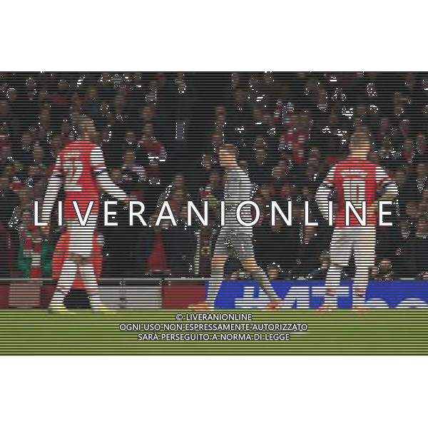 19.02.2014, Emirates Stadion, London, ENG, UEFA CL, FC Arsenal vs FC Bayern Muenchen, Achtelfinale, im Bild Torwart / Goalkeeper Wojciech Szczesny (Arsenal FC #1) verlaesst nach seiner roten Karten enttaeuscht das Feld // during the UEFA Champions League Round of 16 match between FC Arsenal and FC Bayern Munich at the Emirates Stadion in London, Great Britain on 2014/02/19. EXPA Pictures © 2014, PhotoCredit: EXPA/ Eibner-Pressefoto/ Schueler *****ATTENTION - OUT of GER***** ©PHOTOSHOT/AGENZIA ALDO LIVERANI SAS - ITALY ONLY - ARSENAL - BAYERN MONACO CHAMPIONS LEAGUE