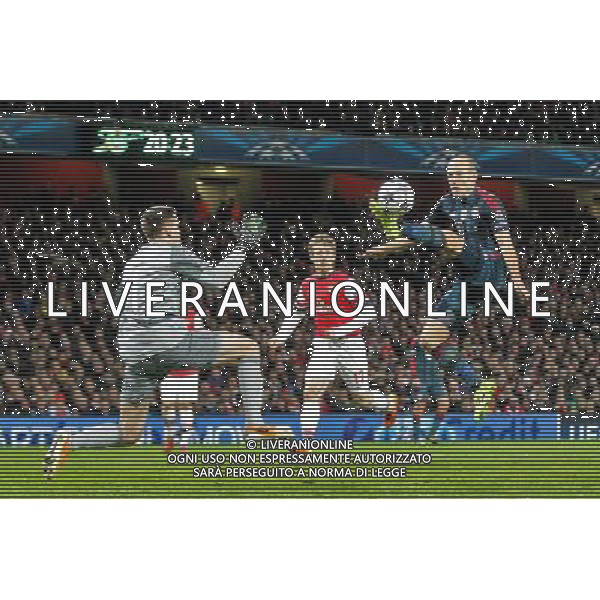 19.02.2014, Emirates Stadion, London, ENG, UEFA CL, FC Arsenal vs FC Bayern Muenchen, Achtelfinale, im Bild l-r: im Zweikampf, Torwartaktion von Wojciech SZCZESNY #1 (FC Arsenal London), foult dabei Arjen ROBBEN #10 (FC Bayern Muenchen), bekommt rot // during the UEFA Champions League Round of 16 match between FC Arsenal and FC Bayern Munich at the Emirates Stadion in London, Great Britain on 2014/02/19. EXPA Pictures © 2014, PhotoCredit: EXPA/ Eibner-Pressefoto/ Kolbert *****ATTENTION - OUT of GER***** ©PHOTOSHOT/AGENZIA ALDO LIVERANI SAS - ITALY ONLY - ARSENAL - BAYERN MONACO CHAMPIONS LEAGUE