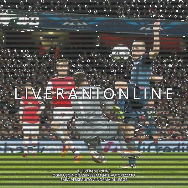 19.02.2014, Emirates Stadion, London, ENG, UEFA CL, FC Arsenal vs FC Bayern Muenchen, Achtelfinale, im Bild l-r: im Zweikampf, Torwartaktion von Wojciech SZCZESNY #1 (FC Arsenal London), foult dabei Arjen ROBBEN #10 (FC Bayern Muenchen), bekommt rotArsenal London vs FC Bayern Muenchen, Fussball, Champoinsleague, 19 02 2014, Foto: Eibner // during the UEFA Champions League Round of 16 match between FC Arsenal and FC Bayern Munich at the Emirates Stadion in London, Great Britain on 2014/02/19. EXPA Pictures © 2014, PhotoCredit: EXPA/ Eibner-Pressefoto/ Kolbert *****ATTENTION - OUT of GER***** ©PHOTOSHOT/AGENZIA ALDO LIVERANI SAS - ITALY ONLY - ARSENAL - BAYERN MONACO CHAMPIONS LEAGUE