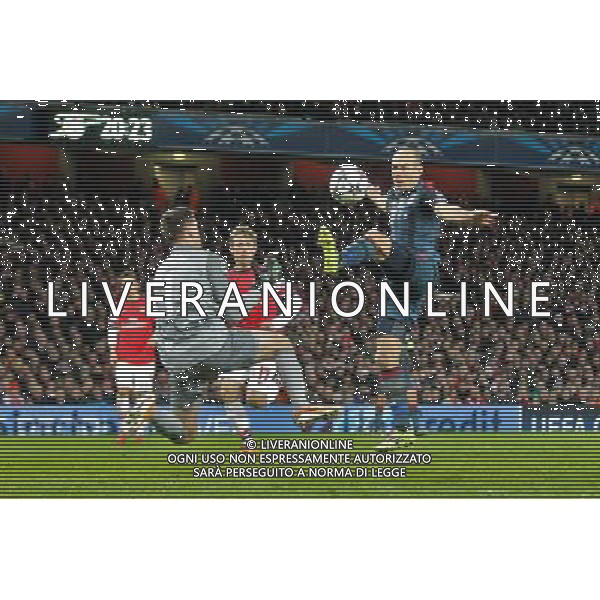 19.02.2014, Emirates Stadion, London, ENG, UEFA CL, FC Arsenal vs FC Bayern Muenchen, Achtelfinale, im Bild l-r: im Zweikampf, Torwartaktion von Wojciech SZCZESNY #1 (FC Arsenal London), foult dabei Arjen ROBBEN #10 (FC Bayern Muenchen), bekommt rotArsenal London vs FC Bayern Muenchen, Fussball, Champoinsleague, 19 02 2014, Foto: Eibner // during the UEFA Champions League Round of 16 match between FC Arsenal and FC Bayern Munich at the Emirates Stadion in London, Great Britain on 2014/02/19. EXPA Pictures © 2014, PhotoCredit: EXPA/ Eibner-Pressefoto/ Kolbert *****ATTENTION - OUT of GER***** ©PHOTOSHOT/AGENZIA ALDO LIVERANI SAS - ITALY ONLY - ARSENAL - BAYERN MONACO CHAMPIONS LEAGUE