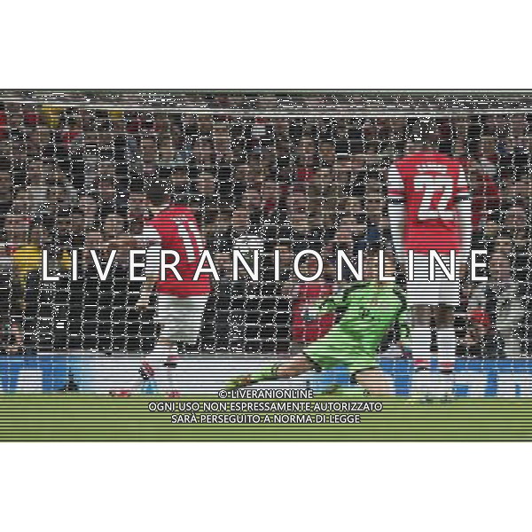 19.02.2014, Emirates Stadion, London, ENG, UEFA CL, FC Arsenal vs FC Bayern Muenchen, Achtelfinale, im Bild l-r: Mesut Oezil #11 (FC Arsenal London) beim elfmeter, Manuel NEUER #1 (FC Bayern Muenchen) // during the UEFA Champions League Round of 16 match between FC Arsenal and FC Bayern Munich at the Emirates Stadion in London, Great Britain on 2014/02/19. EXPA Pictures © 2014, PhotoCredit: EXPA/ Eibner-Pressefoto/ Kolbert *****ATTENTION - OUT of GER***** ©PHOTOSHOT/AGENZIA ALDO LIVERANI SAS - ITALY ONLY - ARSENAL - BAYERN MONACO CHAMPIONS LEAGUE