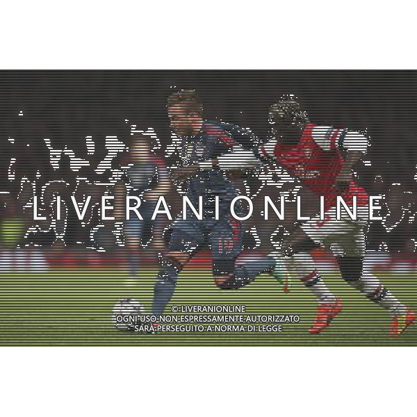 19.02.2014, Emirates Stadion, London, ENG, UEFA CL, FC Arsenal vs FC Bayern Muenchen, Achtelfinale, im Bild Bacary Sagna (Arsenal FC #3) im Zweikampf gegen / tackling against Mario Goetze (FC Bayern Muenchen #19), Aktion, Action // during the UEFA Champions League Round of 16 match between FC Arsenal and FC Bayern Munich at the Emirates Stadion in London, Great Britain on 2014/02/19. EXPA Pictures © 2014, PhotoCredit: EXPA/ Eibner-Pressefoto/ Schueler *****ATTENTION - OUT of GER***** AG ALDO LIVERANI SAS ONLY ITALY