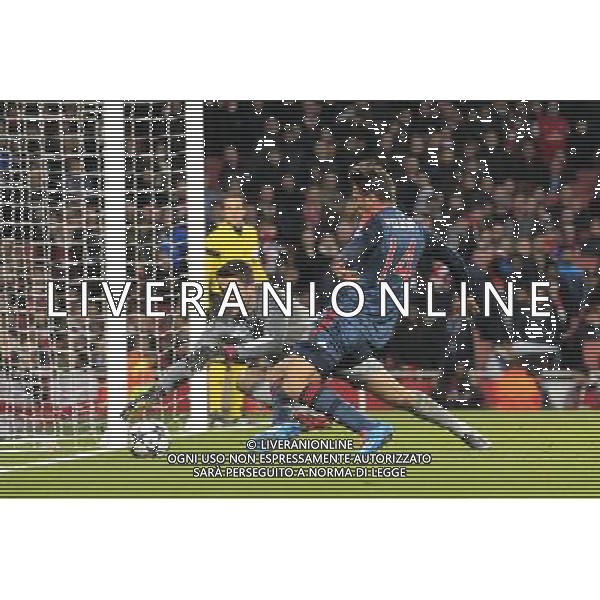 19.02.2014, Emirates Stadion, London, ENG, UEFA CL, FC Arsenal vs FC Bayern Muenchen, Achtelfinale, im Bild Torwart, Goalkeeper Lukasz Fabianski (Arsenal FC #21) klaert vor Claudio Pizarro (FC Bayern Muenchen #14), Aktion, Action // during the UEFA Champions League Round of 16 match between FC Arsenal and FC Bayern Munich at the Emirates Stadion in London, Great Britain on 2014/02/19. EXPA Pictures © 2014, PhotoCredit: EXPA/ Eibner-Pressefoto/ Schueler *****ATTENTION - OUT of GER***** AG ALDO LIVERANI SAS ONLY ITALY
