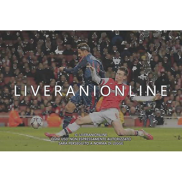 19.02.2014, Emirates Stadion, London, ENG, UEFA CL, FC Arsenal vs FC Bayern Muenchen, Achtelfinale, im Bild Laurent Koscielny (Arsenal FC #6) im Zweikampf gegen / tackling against Claudio Pizarro (FC Bayern Muenchen #14), Aktion, Action // during the UEFA Champions League Round of 16 match between FC Arsenal and FC Bayern Munich at the Emirates Stadion in London, Great Britain on 2014/02/19. EXPA Pictures © 2014, PhotoCredit: EXPA/ Eibner-Pressefoto/ Schueler *****ATTENTION - OUT of GER***** AG ALDO LIVERANI SAS ONLY ITALY