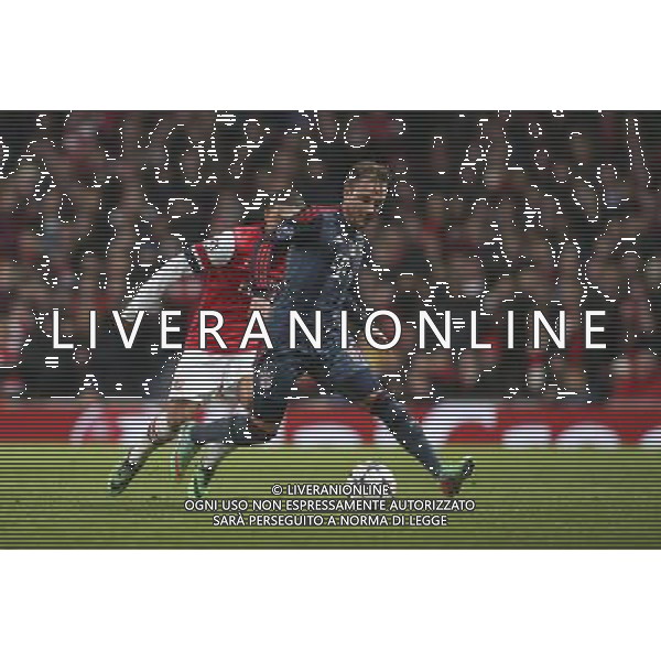 19.02.2014, Emirates Stadion, London, ENG, UEFA CL, FC Arsenal vs FC Bayern Muenchen, Achtelfinale, im Bild Mario Goetze (FC Bayern Muenchen #19) gegen Alex Oxlade-Chamberlain (Arsenal FC #15), Aktion, Action // during the UEFA Champions League Round of 16 match between FC Arsenal and FC Bayern Munich at the Emirates Stadion in London, Great Britain on 2014/02/19. EXPA Pictures © 2014, PhotoCredit: EXPA/ Eibner-Pressefoto/ Schueler *****ATTENTION - OUT of GER***** AG ALDO LIVERANI SAS ONLY ITALY