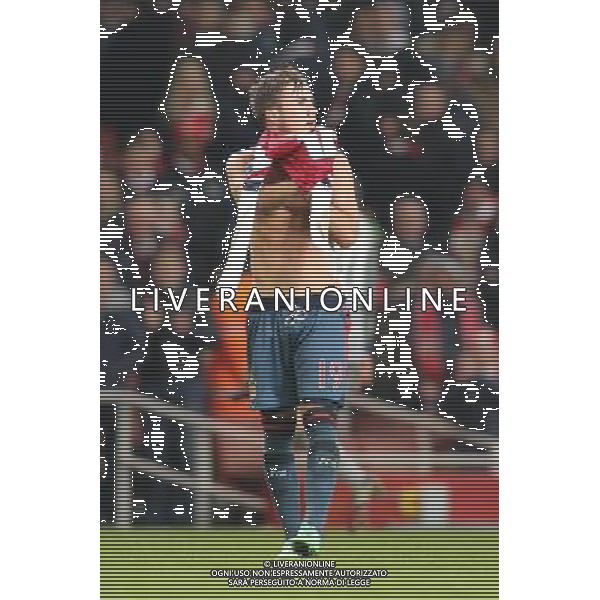 19.02.2014, Emirates Stadion, London, ENG, UEFA CL, FC Arsenal vs FC Bayern Muenchen, Achtelfinale, im Bild Mario Goetze (FC Bayern Muenchen #19) zieht sich das Trikot von Jack Wilshere (Arsenal FC #10) ueber // during the UEFA Champions League Round of 16 match between FC Arsenal and FC Bayern Munich at the Emirates Stadion in London, Great Britain on 2014/02/19. EXPA Pictures © 2014, PhotoCredit: EXPA/ Eibner-Pressefoto/ Schueler *****ATTENTION - OUT of GER***** AG ALDO LIVERANI SAS ONLY ITALY