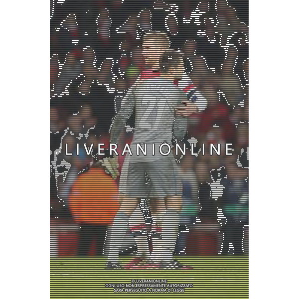 19.02.2014, Emirates Stadion, London, ENG, UEFA CL, FC Arsenal vs FC Bayern Muenchen, Achtelfinale, im Bild Per Mertesacker (Arsenal FC #4) mit Torwart Lukasz Fabianski (Arsenal FC #21) // during the UEFA Champions League Round of 16 match between FC Arsenal and FC Bayern Munich at the Emirates Stadion in London, Great Britain on 2014/02/19. EXPA Pictures © 2014, PhotoCredit: EXPA/ Eibner-Pressefoto/ Schueler *****ATTENTION - OUT of GER***** AG ALDO LIVERANI SAS ONLY ITALY