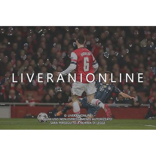 19.02.2014, Emirates Stadion, London, ENG, UEFA CL, FC Arsenal vs FC Bayern Muenchen, Achtelfinale, im Bild Rafinha (FC Bayern Muenchen #13) gegen Laurent Koscielny (Arsenal FC #6), Aktion, Action // during the UEFA Champions League Round of 16 match between FC Arsenal and FC Bayern Munich at the Emirates Stadion in London, Great Britain on 2014/02/19. EXPA Pictures © 2014, PhotoCredit: EXPA/ Eibner-Pressefoto/ Schueler *****ATTENTION - OUT of GER***** AG ALDO LIVERANI SAS ONLY ITALY