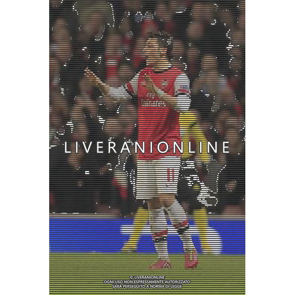 19.02.2014, Emirates Stadion, London, ENG, UEFA CL, FC Arsenal vs FC Bayern Muenchen, Achtelfinale, im Bild Mesut Oezil (Arsenal FC #11) beruhigt seine Mitspieler gibt Anweisungen // during the UEFA Champions League Round of 16 match between FC Arsenal and FC Bayern Munich at the Emirates Stadion in London, Great Britain on 2014/02/19. EXPA Pictures © 2014, PhotoCredit: EXPA/ Eibner-Pressefoto/ Schueler *****ATTENTION - OUT of GER***** AG ALDO LIVERANI SAS ONLY ITALY