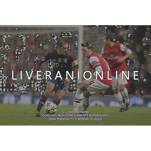 19.02.2014, Emirates Stadion, London, ENG, UEFA CL, FC Arsenal vs FC Bayern Muenchen, Achtelfinale, im Bild Kapitaen, Captain Philipp Lahm (FC Bayern Muenchen #21) im Zweikampf gegen / tackling against Mesut Oezil (Arsenal FC #11), Aktion, Action // during the UEFA Champions League Round of 16 match between FC Arsenal and FC Bayern Munich at the Emirates Stadion in London, Great Britain on 2014/02/19. EXPA Pictures © 2014, PhotoCredit: EXPA/ Eibner-Pressefoto/ Schueler *****ATTENTION - OUT of GER***** AG ALDO LIVERANI SAS ONLY ITALY